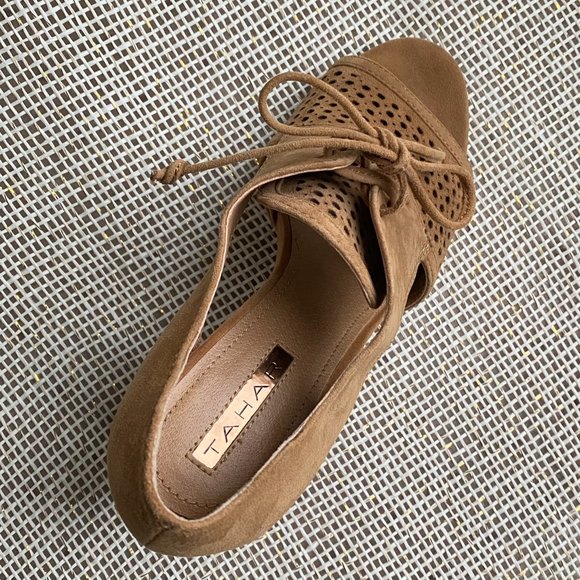 Tahari Megyn Lace Up Heels in Tan 7.5B - Picture 8 of 9